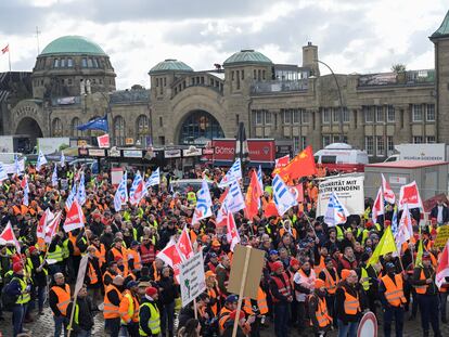 Protesta ante el embarcadero Landungsbruecken de Hamburgo, durante una huelga general convocada en Alemania el 27 de marzo.