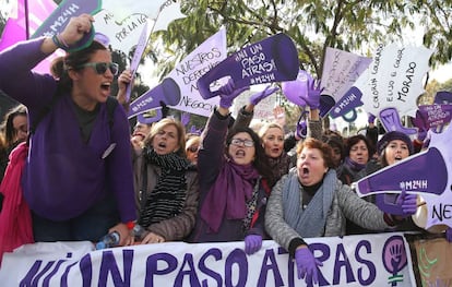 Concentración feminista frente al Parlamento andaluz.