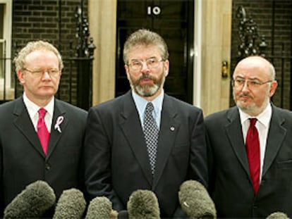 Adams, entre Martin McGuinness y Caoimghin O'Caolain, ante el número 10 de Downing Street.
