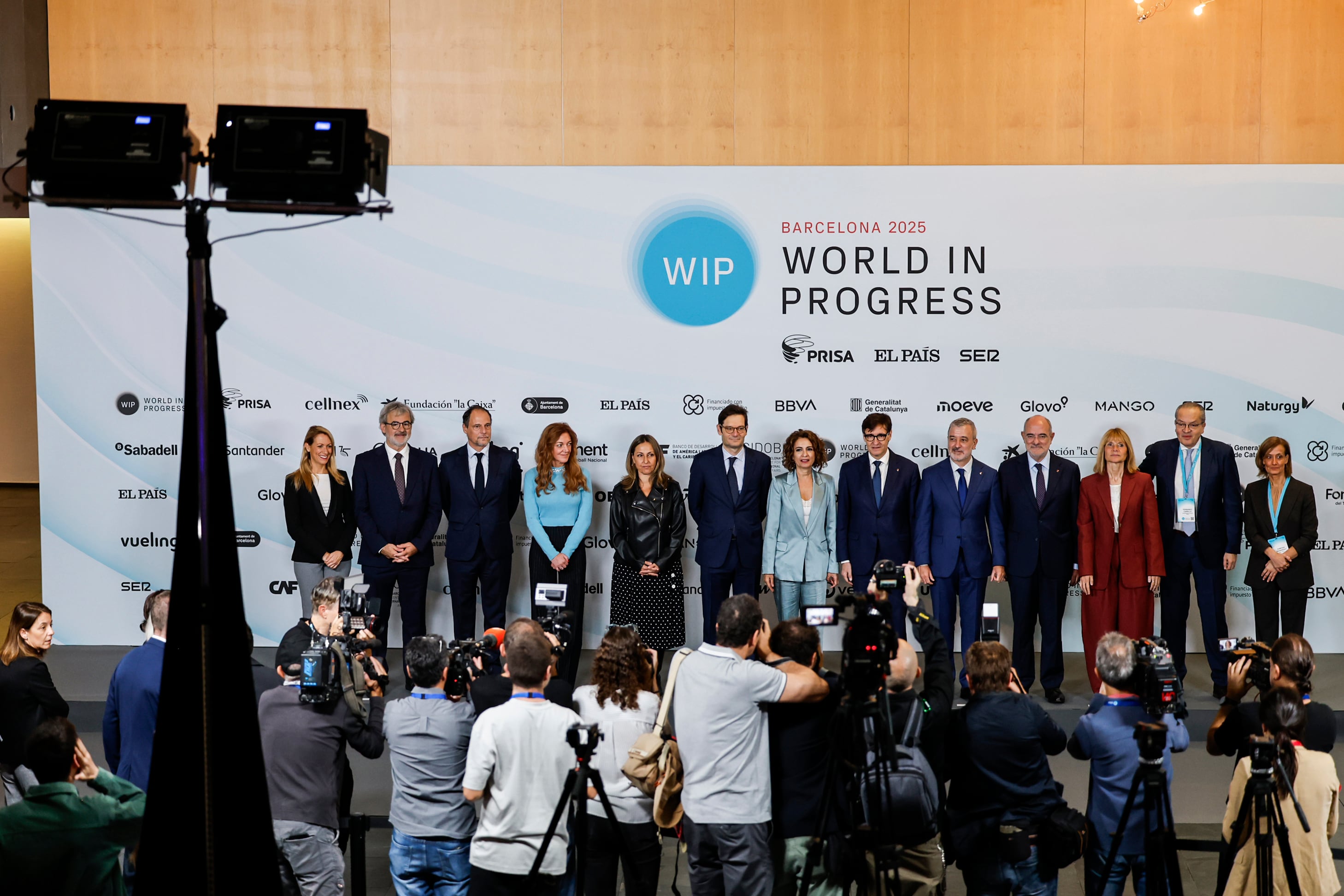 Fotografía de familia del WIP. De izquierda a derecha: Maria Eugènia Gay, segunda teniente de alcaldía del Ayuntamiento de Barcelona; Jaume Serra, director general de Radio y Negocio Audiovisual de PRISA Media; Jan Martínez Ahrens, director de EL PAÍS; Pi