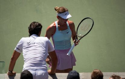 Mouratoglou da instrucciones a Halep durante un partido de la primera ronda.