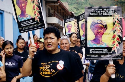 La violencia sexual contra las mujeres en el conflicto armado colombiano ha sido una práctica sistemática cometida por todos los actores armados, incluidos la policía y el ejército, que afectó a miles y miles de mujeres. Ellas llevan tiempo movilizándose contra esta violencia que han sufrido de una forma inimaginable.