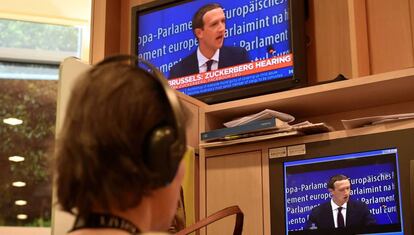 Una periodista sigue el discurso de Zuckerberg en el Parlamento Europeo.