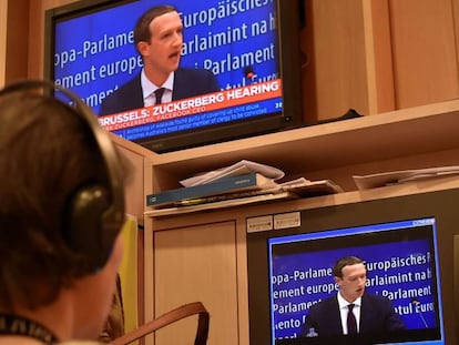 Una periodista sigue el discurso de Zuckerberg en el Parlamento Europeo.