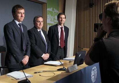 Mikel Diez, Xabier Garmendia y José Ignacio Hormaeche, de izquierda a dertecha, ayer en Bilbao.