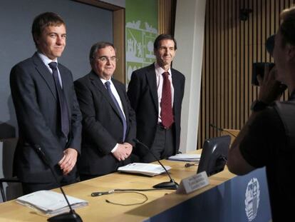 Mikel Diez, Xabier Garmendia y José Ignacio Hormaeche, de izquierda a dertecha, ayer en Bilbao.