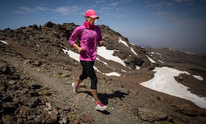 Mireia Belmonte corriendo en la cima del Veleta, el pasado junio.