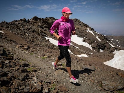 Mireia Belmonte corriendo en la cima del Veleta, el pasado junio.