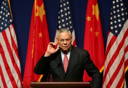 El secretario de Estado Colin Powell durante una conferencia de prensa en Pekín, el 25 de octubre de 2004. Powell instó, durante esa visita a China, a ejercer su influencia sobre Corea del Norte para reanudar las negociaciones a seis bandas sobre el abandono de sus presuntos programas de armas nucleares.