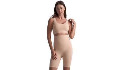 Faja pantalón para moldear la silueta de Bye Bra, en color beige, sin costuras, realza los glúteos y tiene un tacto muy suave.