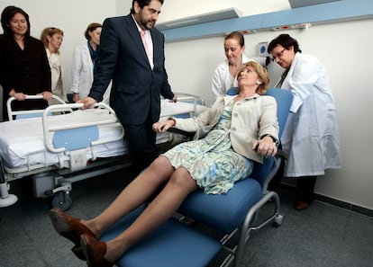 Esperanza Aguirre, durante una visita al Hospital del Tajo en Aranjuez, en 2007.