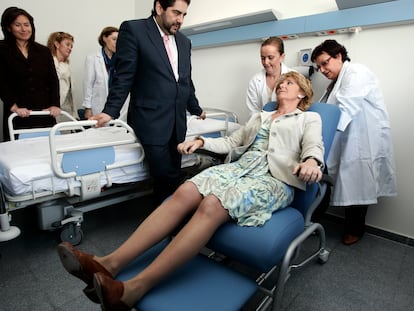 Esperanza Aguirre, durante una visita al Hospital del Tajo en Aranjuez, en 2007.