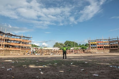 Un policía observa la tribuna colapsada en la plaza de toros de El Espinal, Tolima, el 26 de junio.
