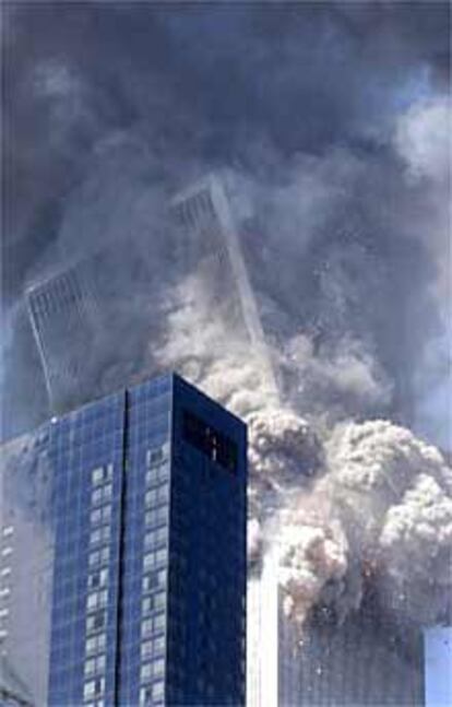 Una de las Torres Gemelas de Nueva York, en momento de partirse por la mitad y desplomarse.