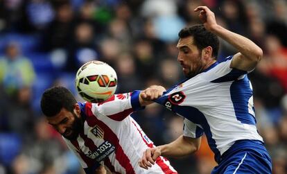 Arda agafa Stuani en una acció del partit.