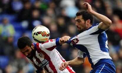 Arda agafa Stuani en una acció del partit.