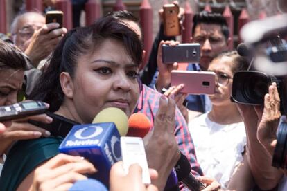 Nestora Salgado habla ante la prensa mexicana.