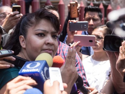 Nestora Salgado habla ante la prensa mexicana.