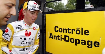 Riccardo Ricco a la salida del control antidopaje tras la novena etapa del Tour de 2008 