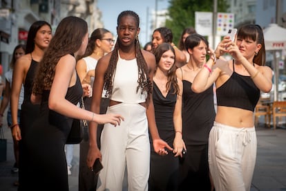 Las 12 protagonistas de 'The Coming of Age' pasean por la Gran Vía antes del estreno del documental.