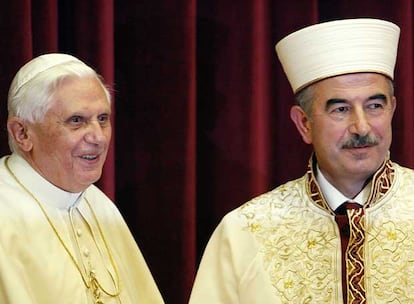 El Papa junto al mximo reponsable de Asuntos Religiosos de Turqua, Ali Bardakoglu, durante el encuentro que ambos han mantenido el martes en Ankara.