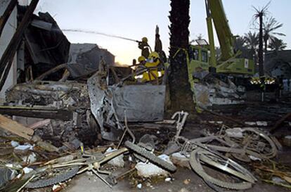 Los bomberos apagan las llamas de las ruinas de una casa destrozada por el atentado, ayer en Riad.