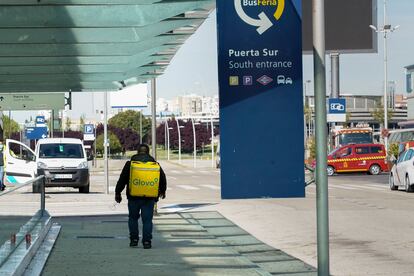 A Colombian man leaves the homeless shelter to work for the food delivery company Glovo.