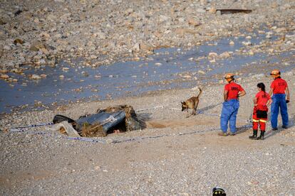 Members of the military unit UME searching for bodies on Tuesday in Cheste, Valencia. 