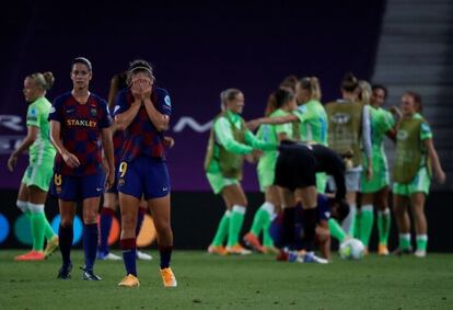 Las jugadoras del Barcelona se lamentan después de perder la semifinal de la Champions contra el Wolfsburgo.