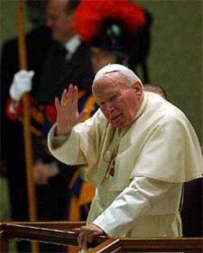 Juan Pablo II saluda a los participantes en una ceremonia de beatificación celebrada en el Vaticano el lunes pasado.