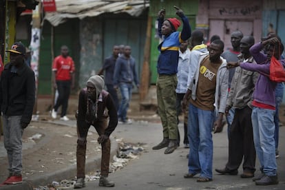 Partidarios de la oposición se enfrentan a la policía en Kiberia (Nairobi), el 10 de agosto.