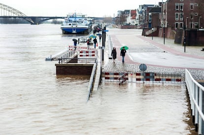 Las inundaciones en Nimega (Holanda) alcanzaron su nivel máximo en enero de 2018. Las casas alrededor del río Spiegelwaal estaban casi bajo el agua. Holanda está atravesada por grandes ríos como el Rin, el Mosa y el Escalda, y la protegen una red de diques, ya que un 59% de su territorio sufre riesgo de inundación, un 26% está bajo el nivel del mar y un 29% se puede anegar si los ríos se desbordan.