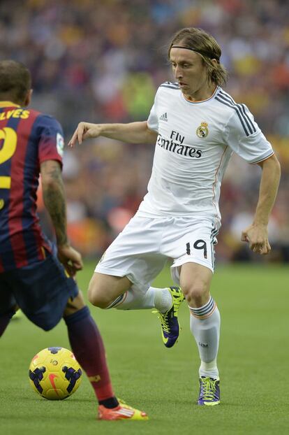 Luka Modric intenta salir con el balón frente a Dani Alves.