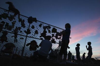 Peluches en recuerdo de los niños que murieron en la escuela Plaza Towers en la ciudad de Moore en Oklahoma, tras el paso de un tornado que acabó con la vida de 23 personas, 26 mayo de 2013.