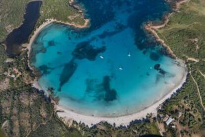 Vista aérea de la playa de Rondinara, en la isla de Córcega (Francia).