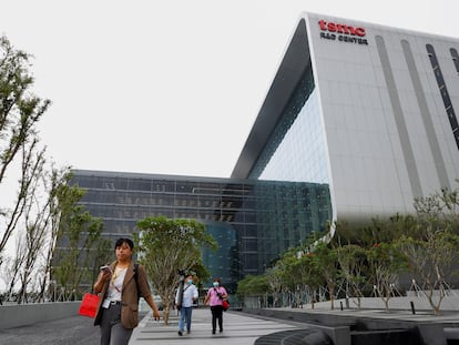 Varias personas pasean en el exterior del edificio del fabricante de chips TSMC en Taiwán, el 28 de julio.