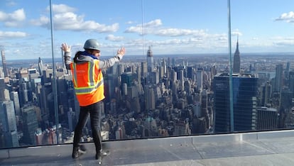 La baranda de cristal separa al Edge del vacío y permite al visitante unas vistas únicas de la ciudad.