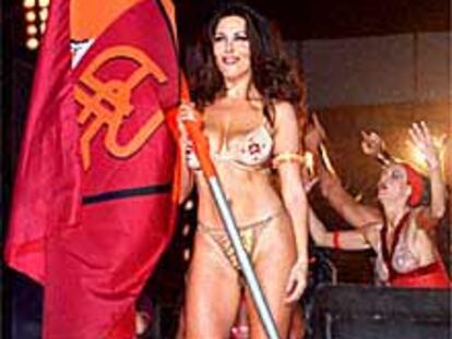 La actriz Sabrina Ferilli ofreció el <i>strip-tease</i> que ofreció si el Roma quedaba campeón de la Liga italiana.