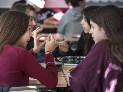 Un grupo de alumnas debaten en un colegio valenciano.