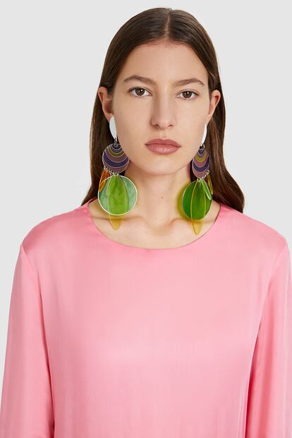 Bimba y Lola se atreve con este modelo de cristales de colores inspirado en la psicodelia de los años sesenta. No apto para ir de incógnito. Cuesta 68 euros.