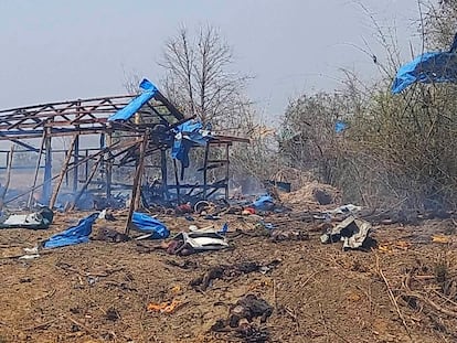 El lugar del bombardeo en la localidad de Pazigyi , en la región noroccidental birmana de Sagaing, en una imagen cedida por el grupo de activistas Kyunhla.