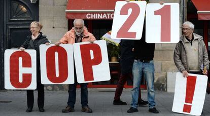 Protesta en Nantes contra las restricciones impuestas tras los atentados a las concentraciones sobre la Cumbre del Clima.