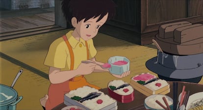 Satsuki de 'Mi vecino Totoro' preparándose un plato japonés llamado bentō.