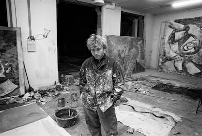 Miquel Barceló, un día gris de noviembre del 1985 cuando pintaba en su estudio de l’avenue de Breteuil de París los cuadros de su primera exposición en la Leo Castelli Gallery de Nueva York.