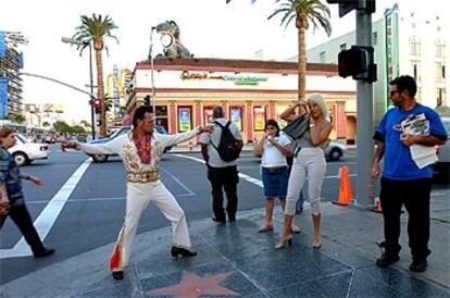 Un actor vestido de Elvis atrae la atención de los turistas en Hollywood Boulevard, la avenida de Los Ángeles donde se encuentra el teatro Kodak, lugar de entrega de los Oscar (la próxima edición, el 23 de marzo).