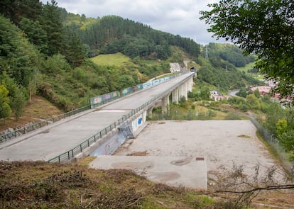 Plataforma ferroviaria del tren de alta velocidad a su paso por Ezkio-Itsaso, en Gipuzkoa.