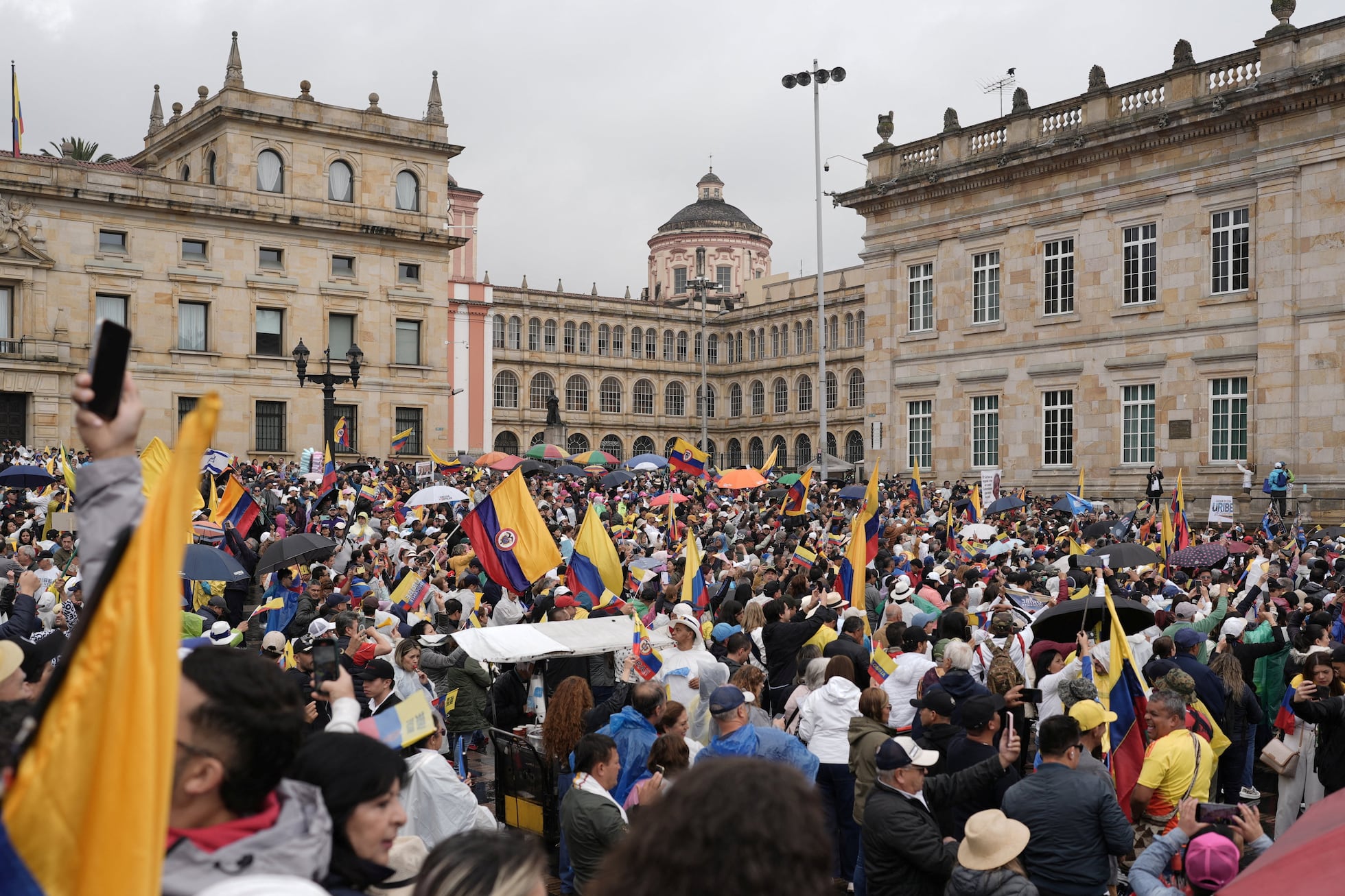 Simpatizantes de Álvaro Uribe protestan contra su condena de 12 años ...