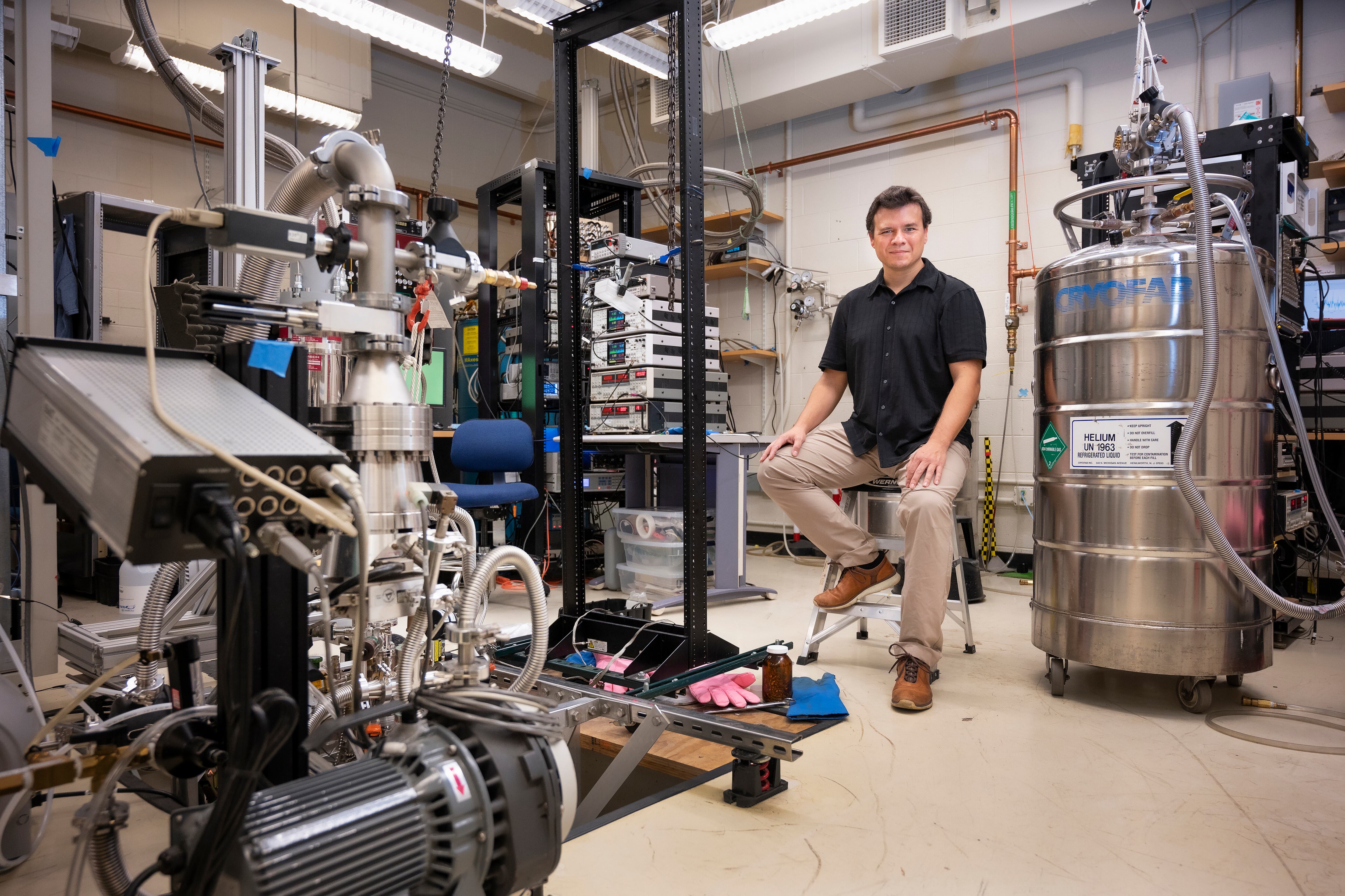 El físico Pablo Jarillo Herrero, en su laboratorio del Instituto de Tecnología de Massachusetts, en 2021.
