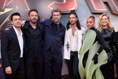 De izquierda a derecha, Ron Livingston, Ben Affleck, Andres Muschietti, Ezra Miller, Kiersey Clemons y Barbara Muschietti, en el estreno de 'The Flash'. 