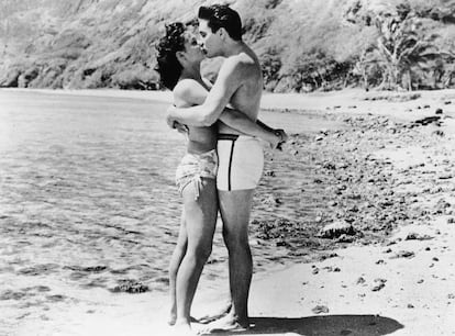 ¿Amor entre cocoteros? Si El Rey está en la playa, todo es posible. Como si se tratara de un vídeo de hip hop, Elvis Presley se paseaba por la playa en 'Amor en Hawaii' exudando masculinidad y la mitad de la población femenina de la isla le ponía ojitos soñadores… ¿Será por el ukelele?